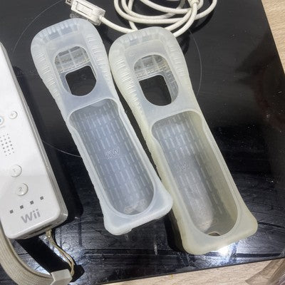 Nintendo Wii (PAL) UK Console + 6 Games, Remotes, Cables Bundle Joblot