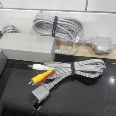 Nintendo Wii (PAL) UK Console + 6 Games, Remotes, Cables Bundle Joblot